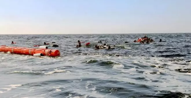 Denuncian la separación de familias migrantes a punta de pistola en un bote a punto de hundirse en el Mediterráneo