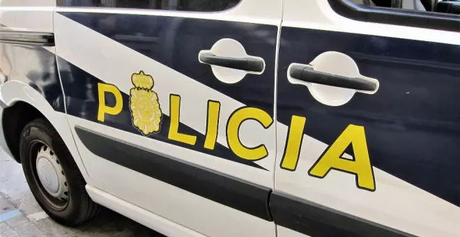 Dos heridos después de que un vehículo perdiera el control y colisionara con tres coches aparcados