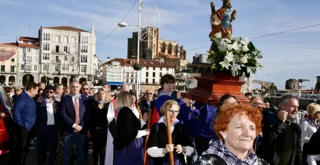 Cientos de personas salen a las calles para celebrar San Andrés, patrón de los marineros