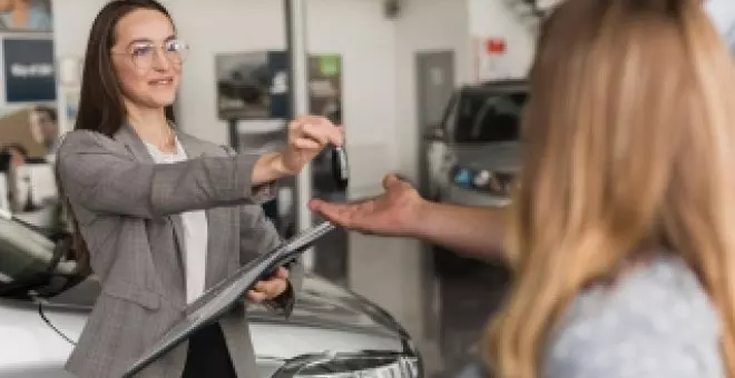 El Model 3 reina y el MINI sube al podio de un mercado eléctrico que sigue a la baja